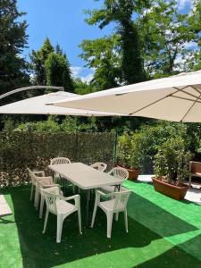 een tafel en stoelen onder een witte parasol bij La Vertecena in Cantalupo nel Sannio