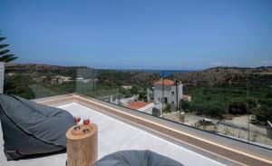 una vista desde el balcón de una casa en Armour Eclectic Villa, en Afráta