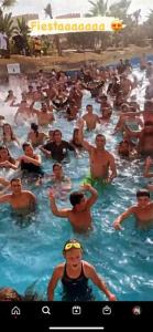 een grote groep mensen in een zwembad bij appartement les Jardins de la Moulouya in Saidia 