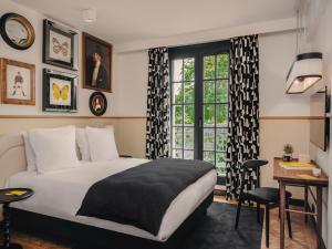 a hotel room with a bed and a window at Solly Hôtel Paris in Paris