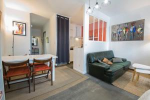 タルブにあるStudio Tarbes Marcadieuのリビングルーム(緑のソファ、テーブル付)