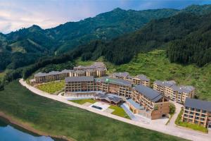 eine Luftansicht eines Resorts in den Bergen in der Unterkunft Holiday Inn Express Wawu Mountain, an IHG Hotel in Meishan
