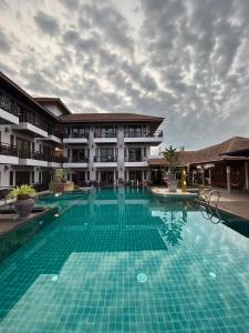 a large swimming pool in front of a building at Suansuk pattaya in Jomtien Beach