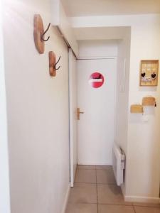 ein Badezimmer mit einer weißen Tür und einem WC in der Unterkunft L'Ornella Dom Studio en copropriété in Marseille