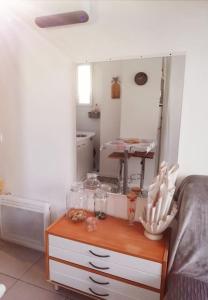 einen kleinen Tisch in einem Zimmer mit Spiegel in der Unterkunft L'Ornella Dom Studio en copropriété in Marseille