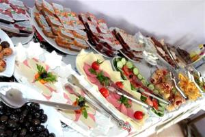 un buffet con muchos platos de comida en una mesa en historia hotel, en Estambul