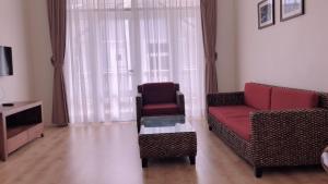 - un salon avec un canapé et une chaise dans l'établissement Sealinks city - Tvila, à Phan Thiết