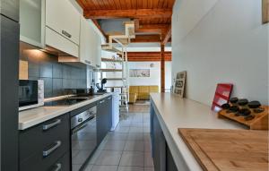 מטבח או מטבחון ב-Beautiful Home In Pregrada With Kitchen