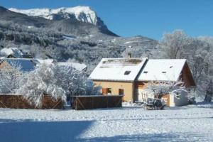 Vue sur embrun lac de serre-ponçon v zimě