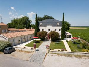 una vista aérea de una casa con patio en Hôtel de Margaux en Margaux