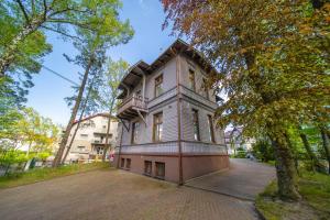 an old house with a balcony on a street at Apartament w willi Rybitwa in Międzyzdroje