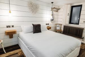 Ein Bett oder Betten in einem Zimmer der Unterkunft Bashall Barn