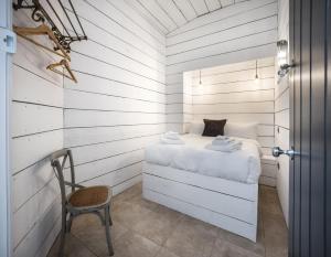 1 dormitorio pequeño con 1 cama y 1 silla en Bashall Barn en Clitheroe