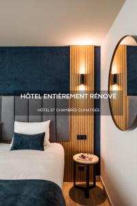 - une chambre avec un lit et un miroir rond dans l'établissement Hôtel & Spa Le Maury, Vannes, The Originals Boutique, à Vannes