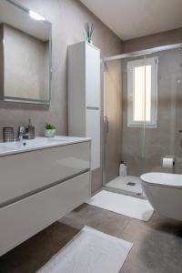 a bathroom with a tub and a sink and a toilet at Bahía Ferry Tranquilo, con Parking y Desayuno Casero en el Centro in Santander +24 photos