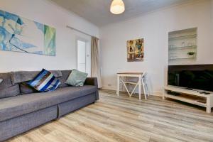TV a/nebo společenská místnost v ubytování Apartment Caerlaverock Road