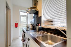 Kuchyň nebo kuchyňský kout v ubytování Apartment Caerlaverock Road