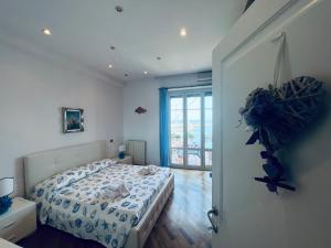 Schlafzimmer mit einem Bett und einer Tür zu einem Balkon in der Unterkunft La casa delle favole in Civitavecchia