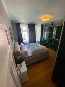 małą sypialnię z łóżkiem w pokoju w obiekcie Deluxe Altbaucharme in zentraler Lage w Kilonii