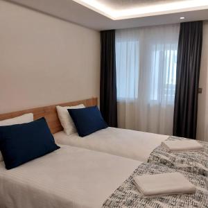 Habitación de hotel con 2 camas y ventana en Dab Hotel Ulus, en Ankara