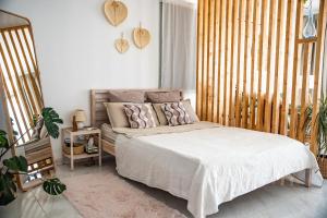 um quarto com uma cama e uma cabeceira em madeira em Pissouri bay studio em Pissouri