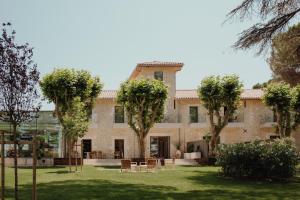 een groot gebouw met bomen ervoor bij La Maison Verchant in Montpellier