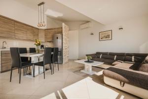 佔巴拉提拉的住宿－Apartment Korina，客厅以及带沙发和桌子的厨房。