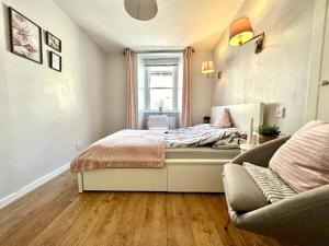 - une chambre avec un lit, une fenêtre et un canapé dans l'établissement City Centre Hidden Hideout for 2, à Édimbourg