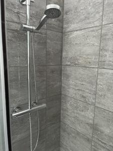 łazienka z prysznicem z głowicą prysznicową w obiekcie 2BR Bungalow, Garden, Near Races w mieście Newmarket