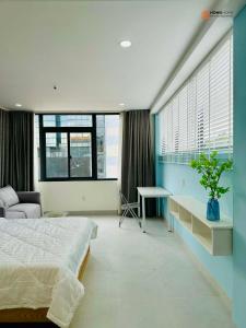 - une chambre avec un lit, un bureau et des fenêtres dans l'établissement HongHome Vo Thi Sau, à Hô-Chi-Minh-Ville