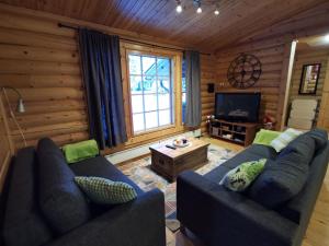 Una sala de estar con dos sofás y un televisor. en Uuvana, en Syöte
