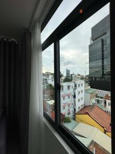 une fenêtre avec vue sur la ville dans l'établissement HongHome Vo Thi Sau, à Hô-Chi-Minh-Ville