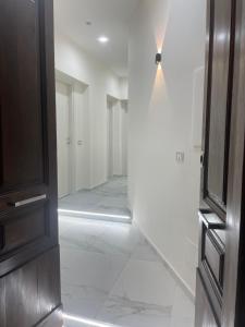 カターニアにあるLoft Home Sweet Homeの空の廊下(ドア付)、白い壁の部屋 +89枚の写真