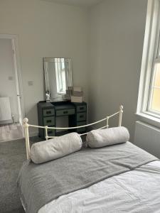 sypialnia z łóżkiem z 2 poduszkami w obiekcie 2BR Bungalow, Garden, Near Races w mieście Newmarket