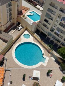 una vista aérea de una piscina en un edificio en Apartamento vista bonita en Torremolinos