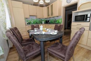 a dining room with a table and chairs in a kitchen at Ferienhaus am Ostfrieslandwanderweg, 15177 in Leer