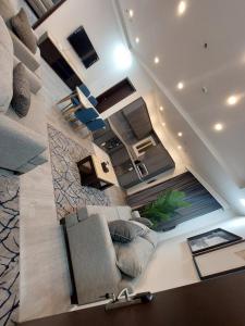 سي مون قمر البحر في ينبع: إطلالة علوية لغرفة معيشة مع أريكة ودرج