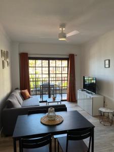 ein Wohnzimmer mit Sofa und Tisch in der Unterkunft Casa Balcon del Mar 2 in Costa Del Silencio
