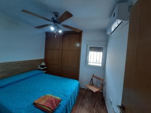 1 dormitorio con 1 cama y ventilador de techo en Apartamento Las Gaviotas en Cabo de Gata