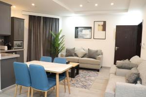 a kitchen and living room with a table and chairs at سي مون قمر البحر in Yanbu