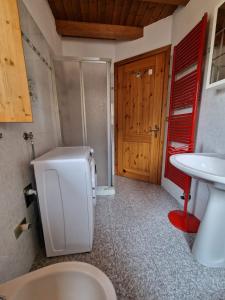 ein Bad mit einem WC und einem Waschbecken in der Unterkunft Giò Appartamenti Vacanze in Aymavilles