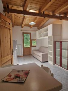eine Küche und ein Wohnzimmer mit einem Tisch und einem Sofa in der Unterkunft Giò Appartamenti Vacanze in Aymavilles