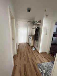 an empty room with a kitchen and a hard wood floor at Helle Wohnung in Linzer-Mitte in Linz