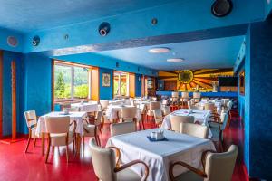 d'une salle à manger avec des tables et des chaises et des murs bleus. dans l'établissement Hotel Sluníčko, à Ostravice