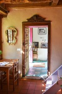 an open door to a dining room with a table at La Maison des Hirondelles Forêt de Brocéciande in Saint-Malon-sur-Mel