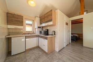 Kuchyňa alebo kuchynka v ubytovaní Apartamenty Gromada Międzyzdroje