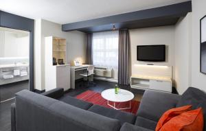 uma sala de estar com um sofá e uma mesa em Hotel Sepia em Cidade de Quebec