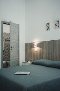 een slaapkamer met een blauw bed en een spiegel bij Hotel Fiorenza in Rome