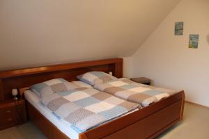 Ferienwohnung Am Walde 35177 في Hesel: غرفة نوم مع سرير وبطانية مقلية