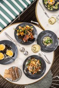 Una mesa con varios platos de comida encima. en Domaine de Bellevue - Restaurant & Spa, en Neufmoutiers-en-Brie